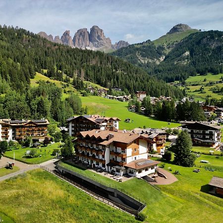 Alpenhotel Panorama Campitello di Fassa Esterno foto