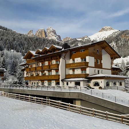 Alpenhotel Panorama Campitello di Fassa Esterno foto