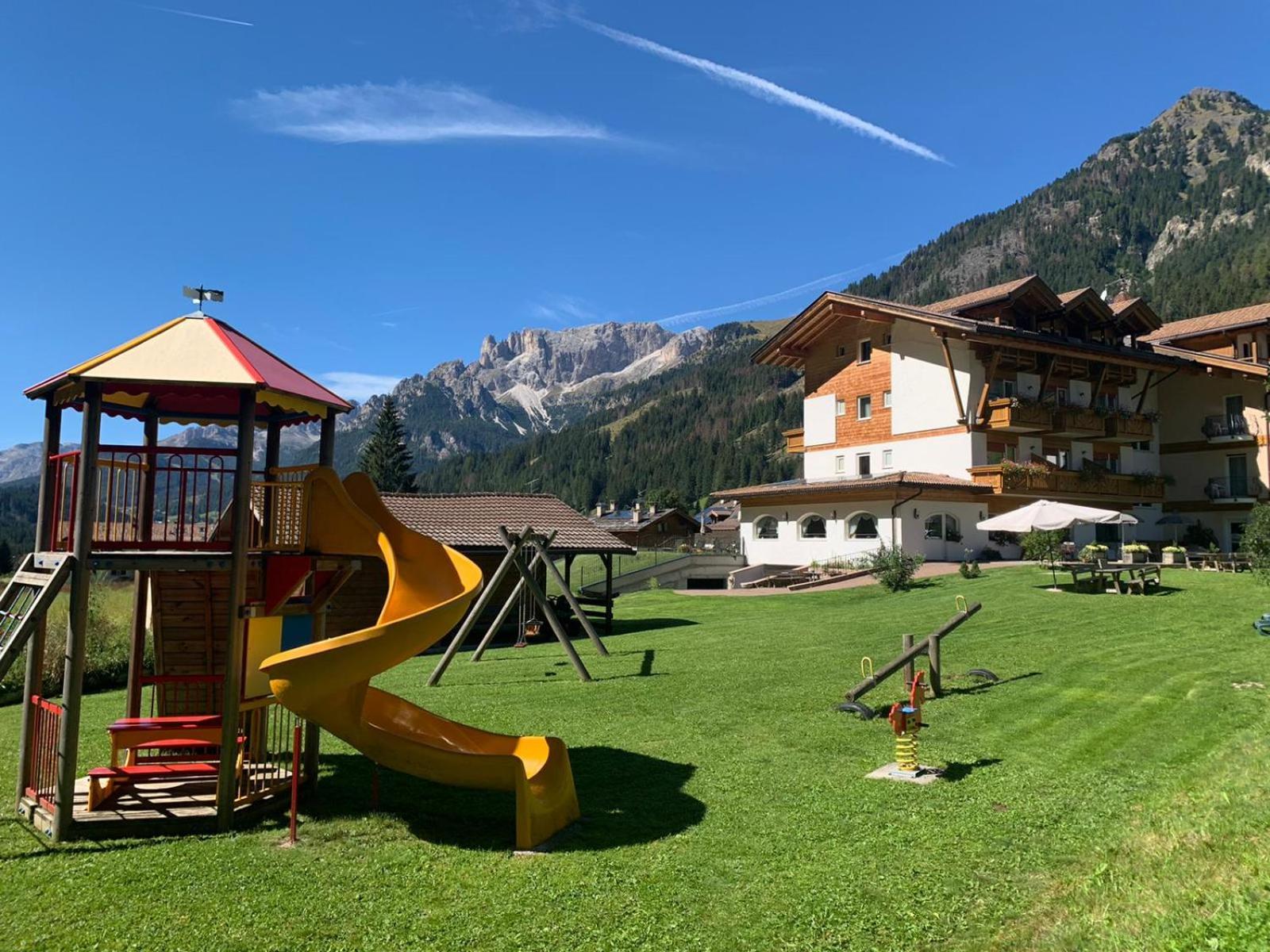 Alpenhotel Panorama Campitello di Fassa Esterno foto