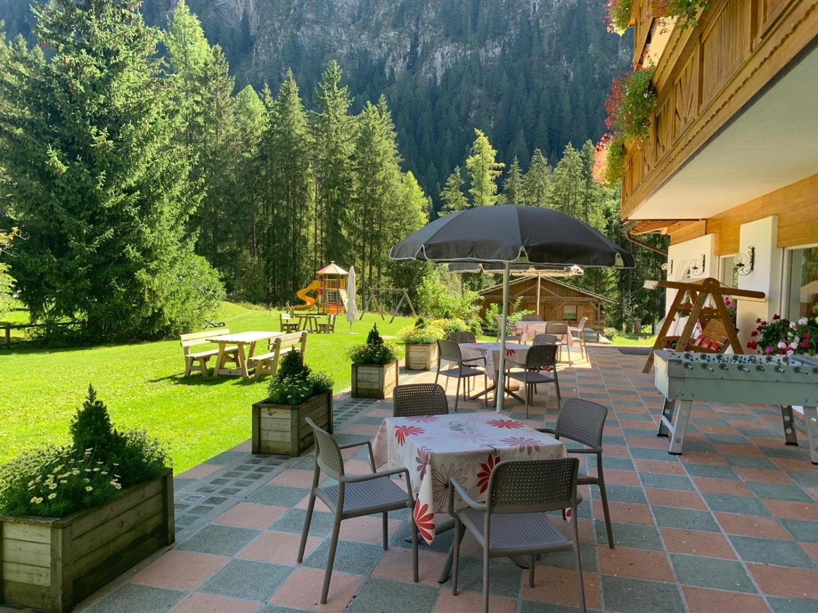 Alpenhotel Panorama Campitello di Fassa Esterno foto