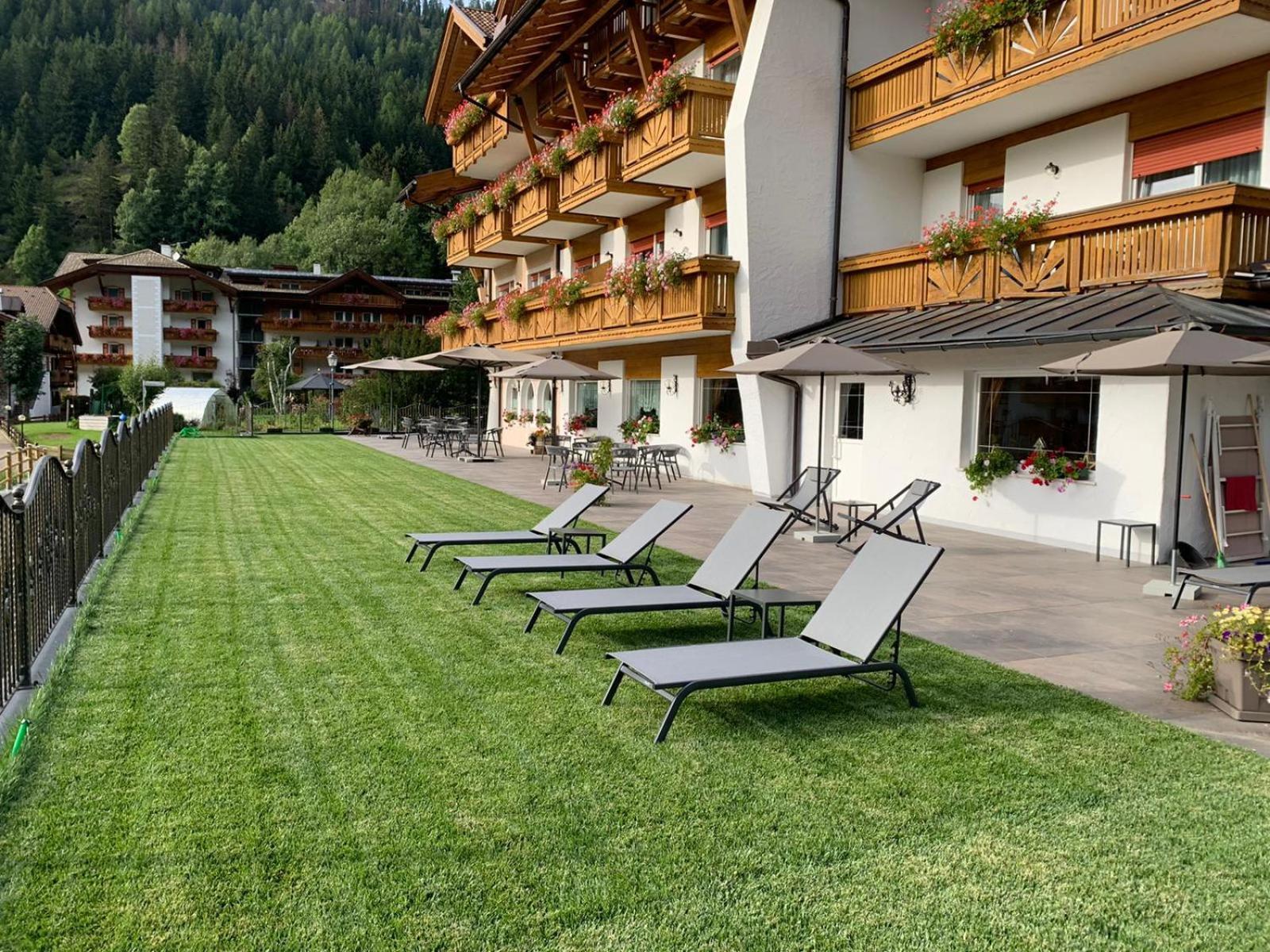 Alpenhotel Panorama Campitello di Fassa Esterno foto
