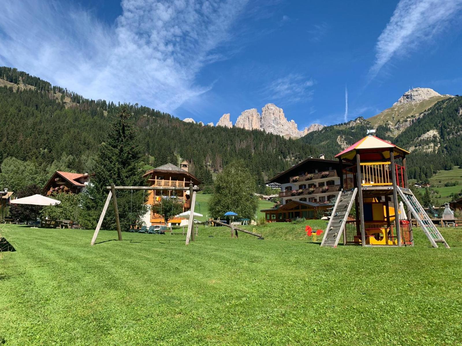 Alpenhotel Panorama Campitello di Fassa Esterno foto