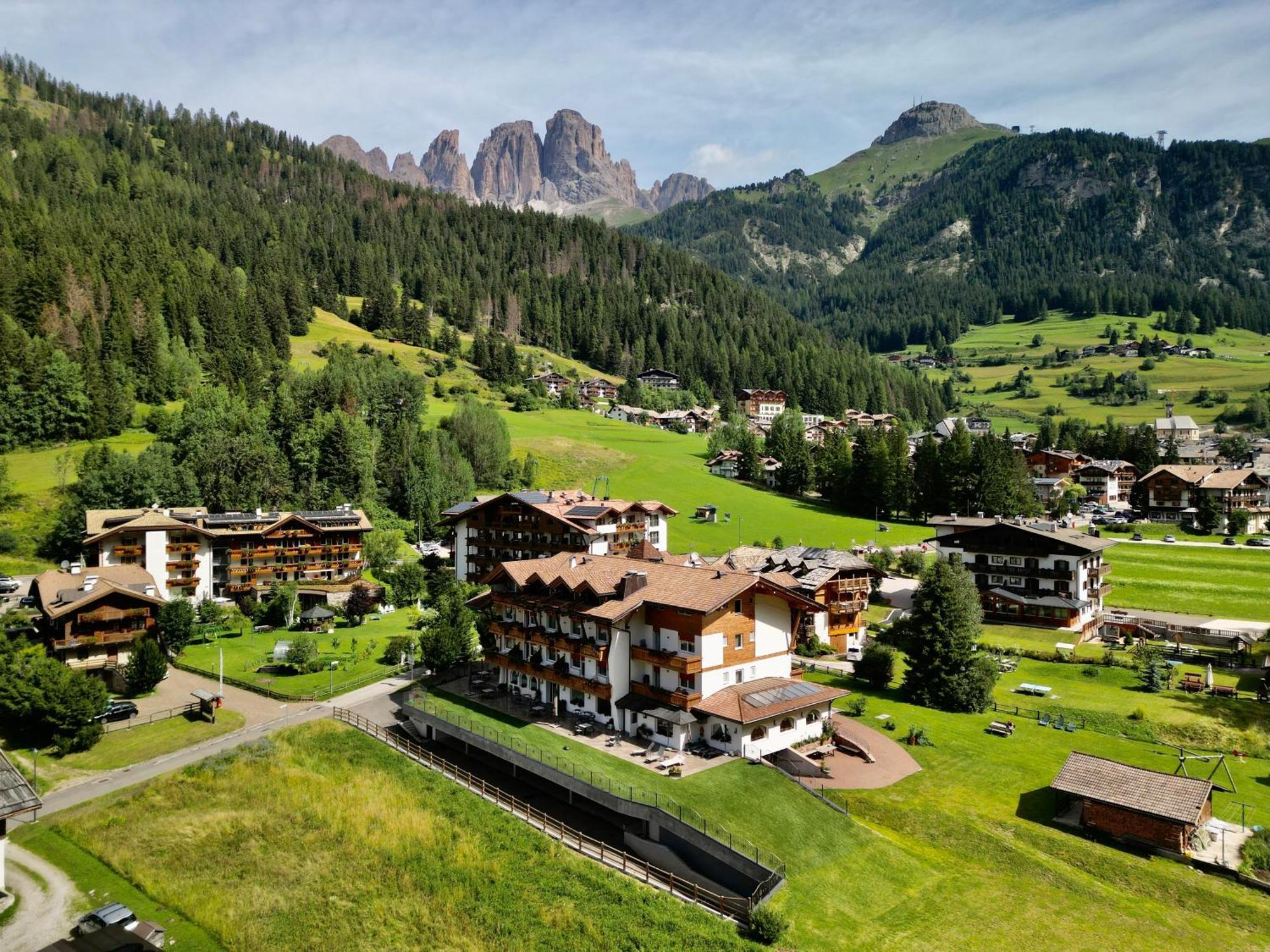 Alpenhotel Panorama Campitello di Fassa Esterno foto