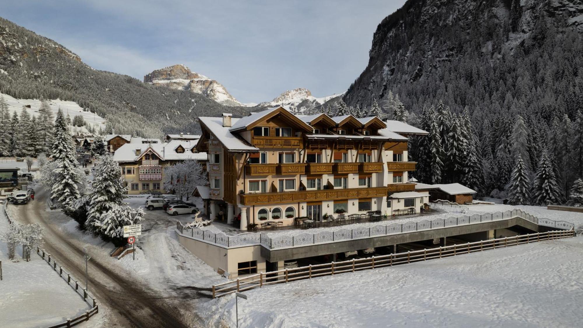 Alpenhotel Panorama Campitello di Fassa Esterno foto