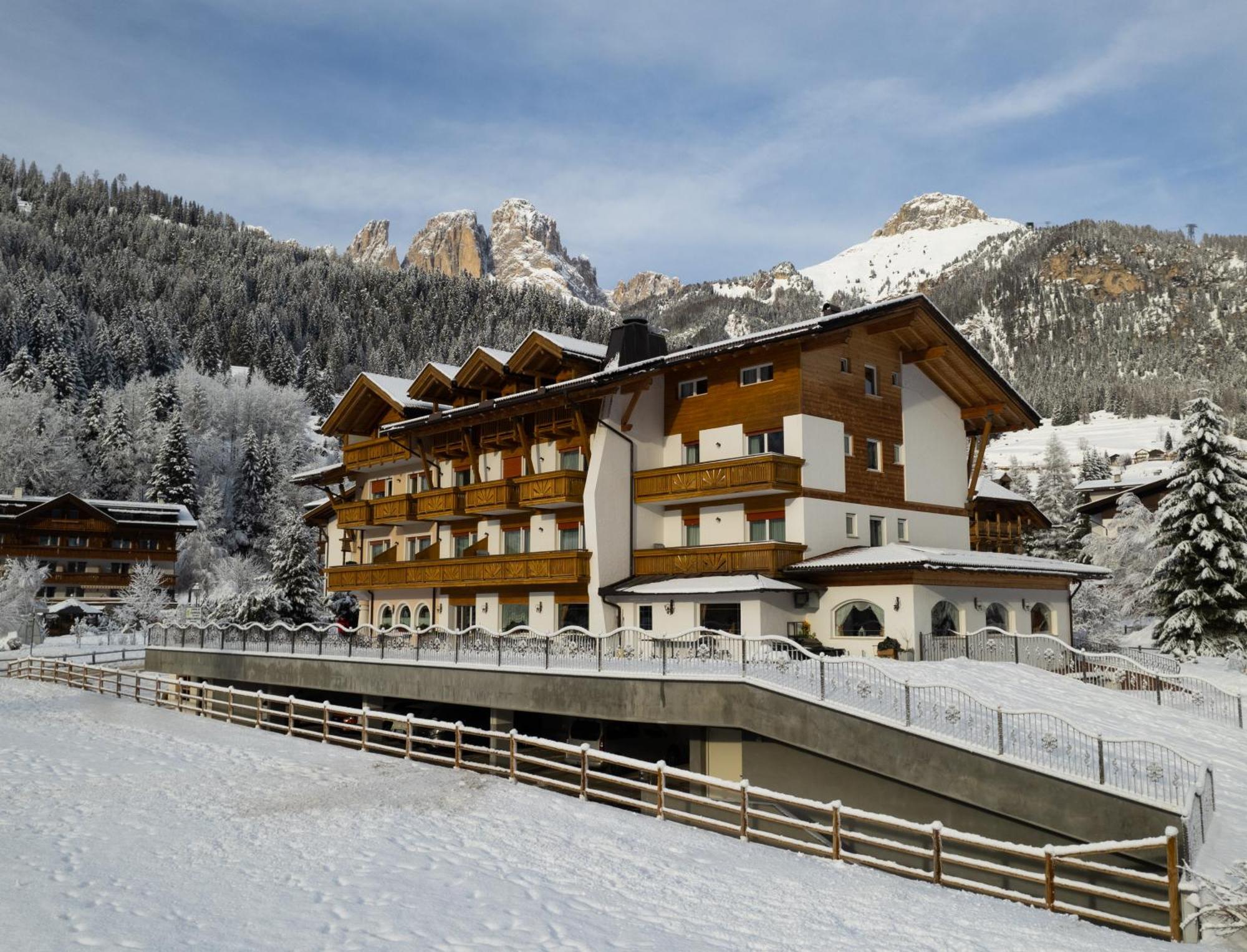 Alpenhotel Panorama Campitello di Fassa Esterno foto