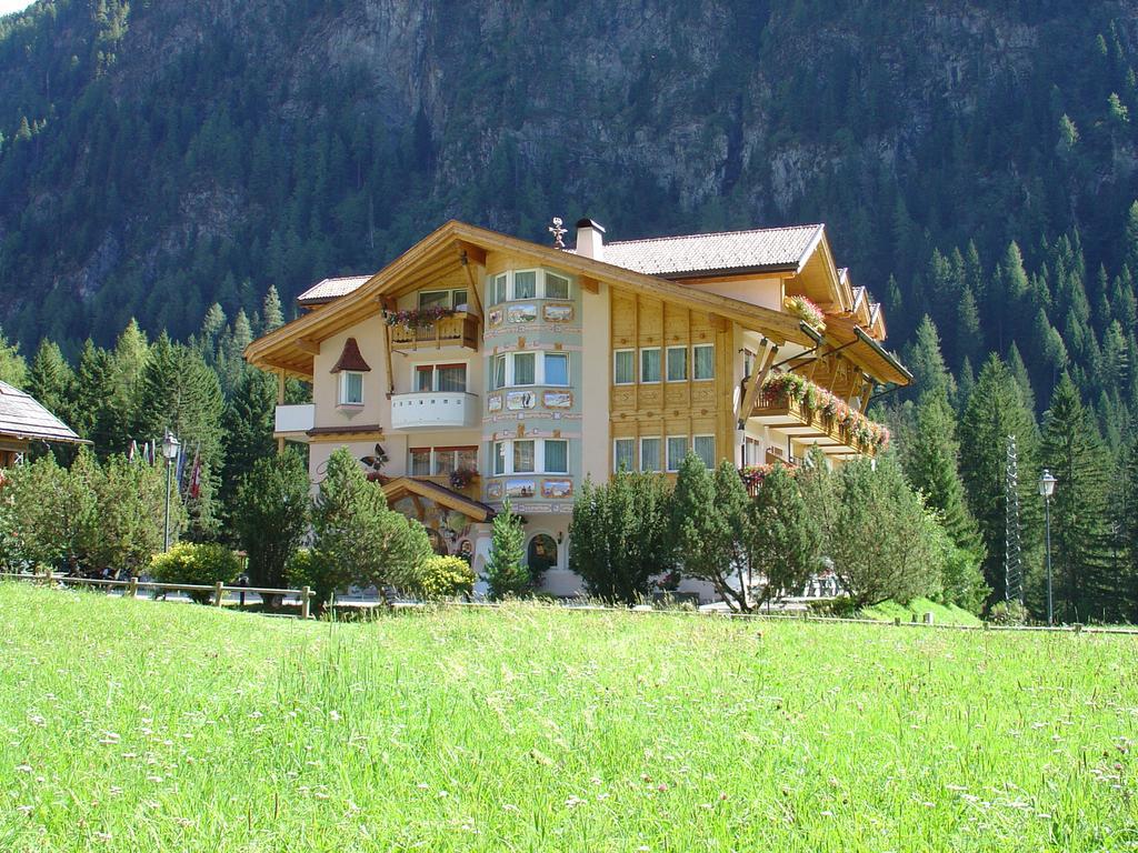 Alpenhotel Panorama Campitello di Fassa Esterno foto